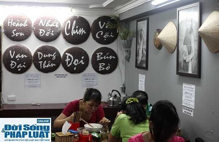 Ngoài chị Tuyết, chị Lan thì 'Ngày thứ 6 sẻ chia' cũng nhận được sự ủng hộ của đông đảo người lao động nghèo làm nhiều ngành nghề khác nhau như thợ xây, bán hàng rong, bán kẹo, đánh giầy. Khi chúng tôi hỏi về việc, làm sao anh phân biệt được ai là người nghèo, người có thu nhập thấp thì anh Diệp cười nói: “Mình làm từ thiện từ tâm mình nên ai cảm thấy mình chưa có điều kiện thì sử dụng suất bún 1.000 đồng, còn ai cảm thấy có điều kiện hơn thì trả giá suất bún như bình thường là 35.000 đồng'. 