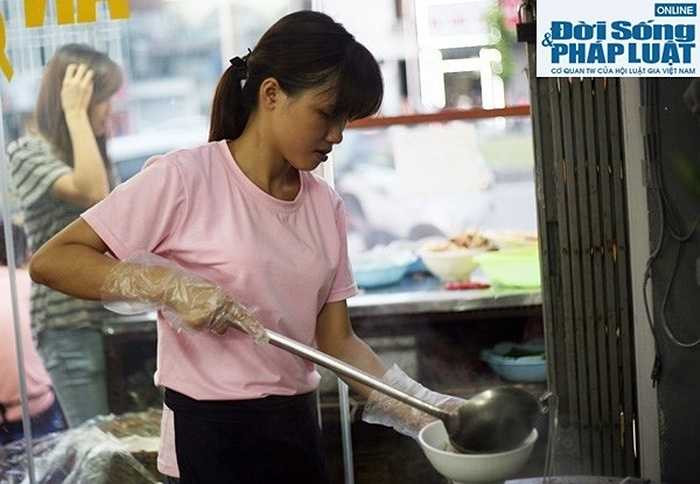 Nói về kinh phí để triển khai chương trình này, anh Diệp cho biết: 'Mình làm kinh doanh thì phải có lãi chứ, nhưng mình trích một phần lãi lại để làm từ thiện, san sẻ tình cảm với người nghèo, người thu nhập chưa cao. Hiện tại mình mới có thể cung cấp 150 suất bún bò cho 'ngày thứ 6 sẻ chia' nhưng hi vọng thời gian tới số lượng sẽ tăng gấp đôi, gấp ba'. 