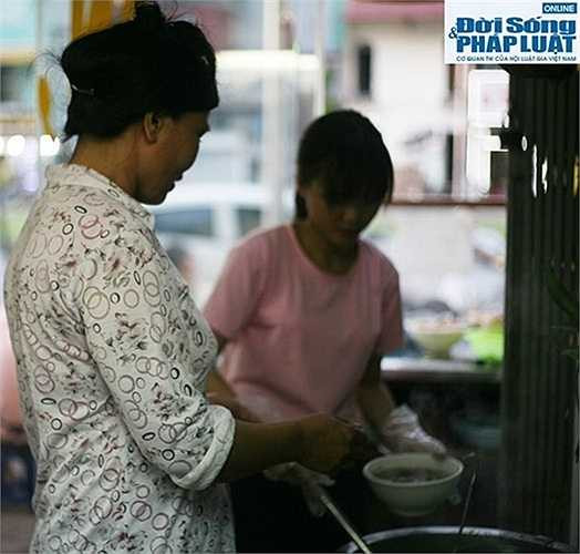 Người phụ nữ này làm nghề buôn bán đồng nát, hàng ngày chị phải lặn lội dậy từ sáng tinh mơ và kết thúc lúc nửa đêm nhưng thu nhập chỉ hơn 2 triệu đồng. Trong ngày 'Thứ sáu sẻ chia', chị vô tình đi qua và biết đến chương trình, được nhân viên mời vào quán ăn suất bún bò giá 1.000 đồng chị vô cùng cảm động và quyết định nghỉ làm việc, tình nguyện xin ở lại làm bưng bê, rửa bát đũa cho quán. 