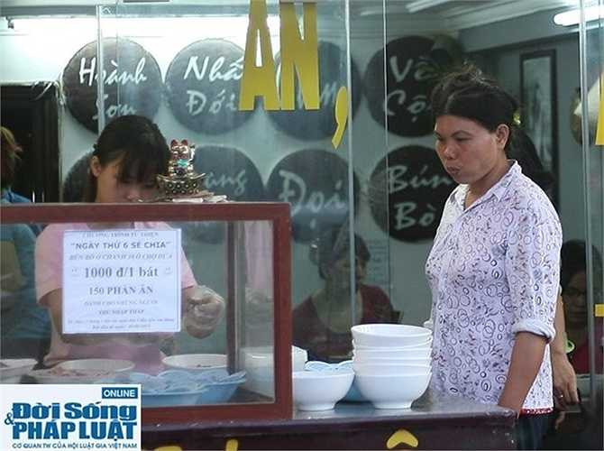 Một cậu bé cùng mẹ đi bán kẹo cao su được nhân viên mời vào ăn suất bún bò tình thương cho biết: 'Lâu lắm rồi 2 mẹ con cháu không được ăn bún, không được ăn phở mà chỉ dám ăn những thứ lặt vặt qua ngày thôi. Hôm nay ăn xong bát bún mà cháu thấy ngon quá, hình như lần đầu tiên cháu ăn thấy ngon như vậy'. Khi chúng tôi hỏi nếu chú Diệp tiếp tục bán cho cháu suất bún 1.000 đồng cháu có ăn tiếp được không, cậu bé nhanh nhảu đáp 'có'. 