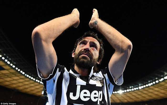 Pirlo rơi nước mắt trước ngưỡng cửa thiên đường. Quá khó để tiền vệ tài hoa này vô địch châu Âu như thời đỉnh cao cùng AC Milan