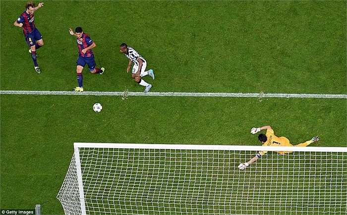 Suarez cho thấy sự nhạy cảm đặc biệt trong khả năng chọn vị trí ghi bàn