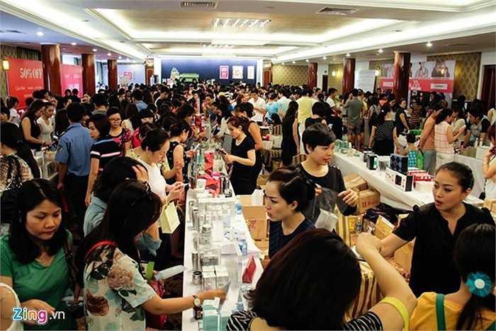 Vstyle priviate sale là đại hội giảm giá hàng hiệu cao cấp được tổ chức thường niên. Tuy nhiên, sự kiện được tổ chức tại TP HCM sáng 6/6 được coi là quy mô nhất, với sự góp mặt của hơn 120 nhãn hàng cùng hơn 20 triệu sản phẩm. Ngay từ sáng sớm, hàng ngàn khách TP HCM đã tới mua sắm.