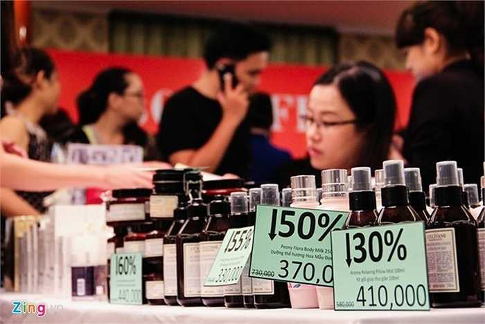 Nhiều mặt hàng mỹ phẩm cao cấp giảm giá 30-60%.