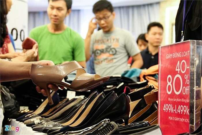 Rất nhiều thương hiệu thời trang, phụ kiện cao cấp giảm giá đồng loạt đến 80%.