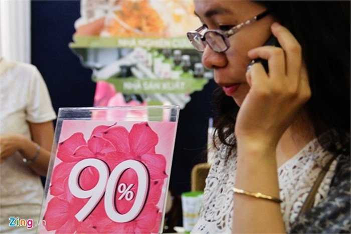 Với mức giảm lên đến 90% cho các sản phẩm yêu thích, chị Thanh, một khách hàng ở quận 1, liền gọi điện rủ thêm bạn bè cùng đến mua sắm.
