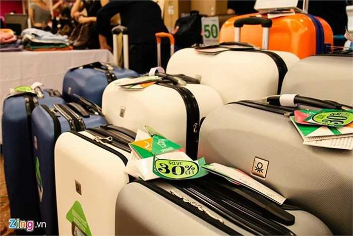 Mặt hàng vali cũng có mặt với mức giảm 30-50%.