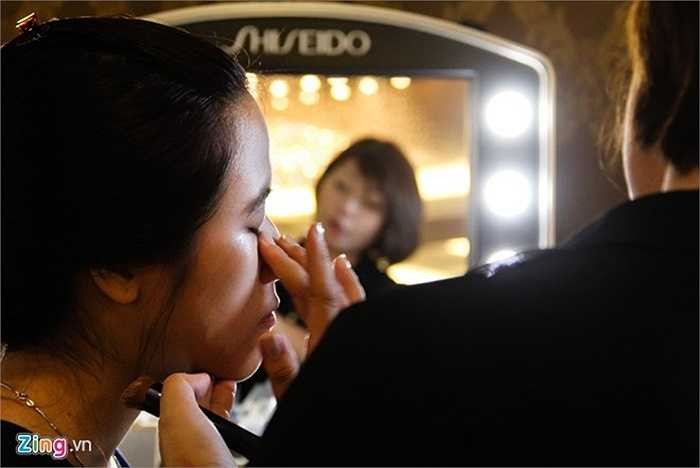 Khách mua hàng được hướng dẫn và tư vấn kỹ khi chọn sản phẩm. Các hãng mỹ phẩm còn cho khách trải nghiệm sản phẩm ngay tại chỗ.