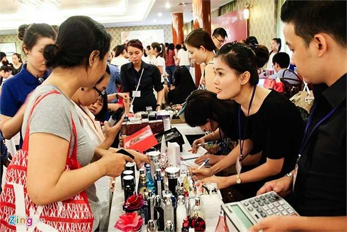 Qua nhiều lần tổ chức, sự kiện giảm giá hàng hiệu đã bớt cảnh khách hàng giành giật, xô đẩy khi mua sắm.