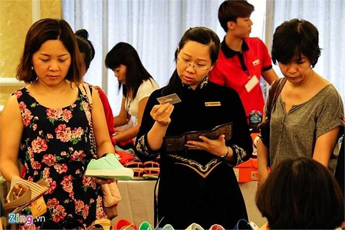 Nhiều khách hàng được tư vấn kỹ nhưng cũng không khỏi lúng túng khi quyết định chọn mua trước quá nhiều sản phẩm giảm giá.