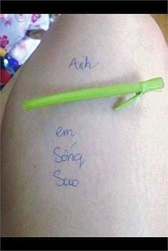 Dù là cọng rau muống nhưng người chơi vẫn có thể hiểu được câu đố này là 'Anh MUỐNG (muốn) em sống sao?'