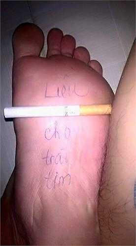 Câu đố 'Liều THUỐC cho trái tim' trên lòng bàn chân.