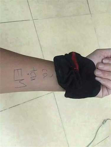 Những người thực hiện câu đố khá thông minh và hài hước, như cầm một chiếc tất xếp với 3 chữ 'cả tại em' thành câu 'Tất cả tại em'