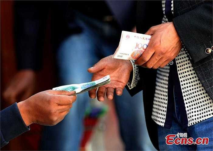 Người mua bán đông trùng hạ thảo trên đường phố Lhasa, Tây Tạng. Được biết, giá đông trùng hạ thảo năm nay có giảm đôi chút so với cùng kỳ năm ngoái. Trên thực tế, loại đông trùng hạ thảo rẻ nhất cũng có giá tới hơn 30.000 USD/kg (hơn 654 triệu đồng). 