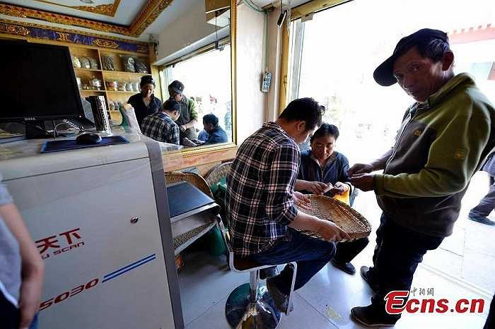 Một cửa tiệm đầu tư cả máy chụp X-quang để xác định xem độ thật giả của đông trùng hạ thảo. Theo ghi chép về đông dược, đông trùng hạ thảo là vị thuốc bồi bổ hết sức quý giá, có tác dụng tích cực với các bệnh thận hư, liệt dương, ung thư…