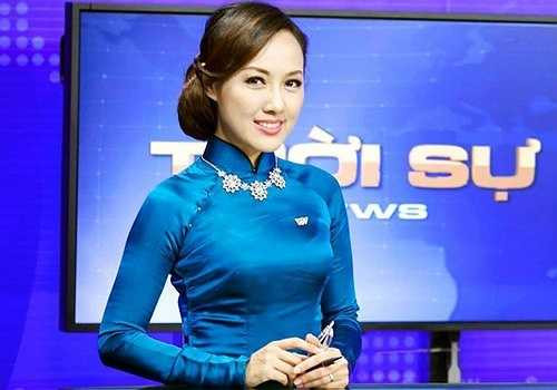 BTV Hoài Anh là MC người miền Nam đầu tiên 'giữ sóng' bản tin Thời sự 19h của VTV. Nhờ chất giọng truyền cảm và ngọt ngào, cô nhận được sự yêu mến nơi khán giả. Ít ai biết, Hoài Anh sinh ra tại Hà Nội, trong một gia đình nền tảng. Ảnh: VTV
