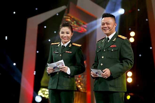 Chị gái của MC Chúng tôi là chiến sĩ chính là BTV Hà Trang - hiện là Trưởng phòng Công Nghệ của VTV2. Là con nhà nòi, Quang Minh được học tập bài bản. Trong hình, Quang Minh đang dẫn số đặc biệt của Chúng tôi là chiến sĩ cùng MC Hoàng Linh. Ảnh: FBNV