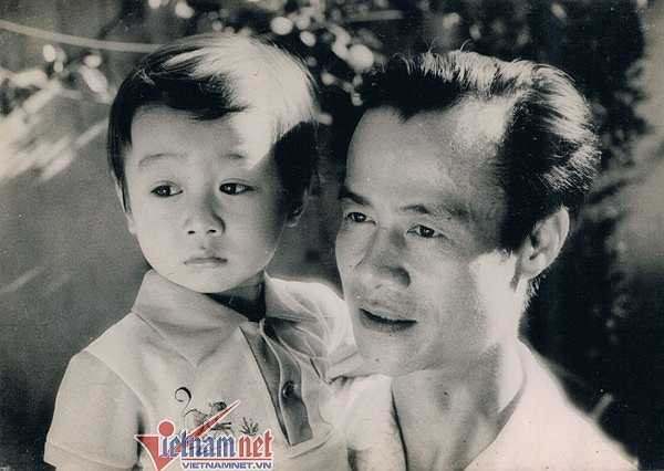 Bố anh là giáo sư âm nhạc, nguyên Phó giám đốc Nhạc viện Hà Nội - Vũ Hướng. Mẹ từng tốt nghiệp trường Y song vì muốn dành nhiều thời gian chăm lo cho gia đình, bà chọn một công việc khác. Ảnh MC chụp cùng bố khi còn nhỏ. Ảnh: Vietnamnet