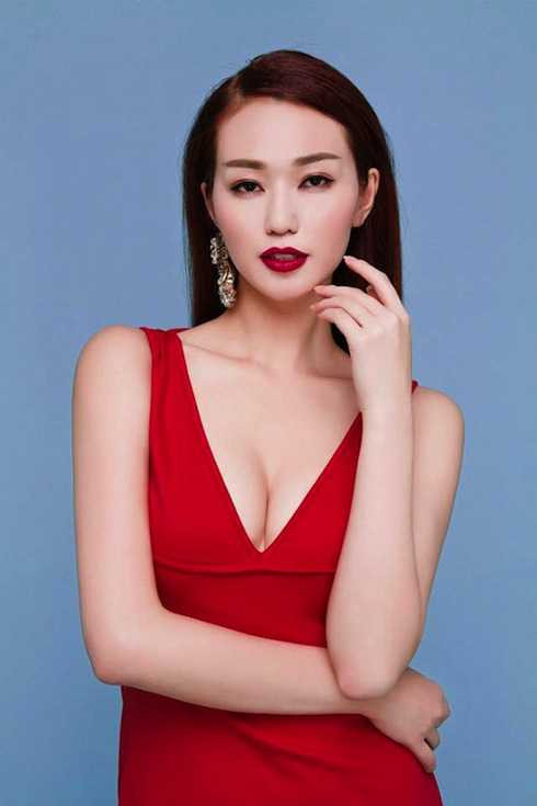 Khánh My cũng dính tin đồn 'giật đại gia' của một chân dài khác.