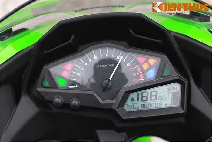 Mặt đồng hồ của Ninja 300 có báo tua chiếm phần lớn diện tích, cùng với màn hình hiển thị đa thông tin nằm ở một góc. 