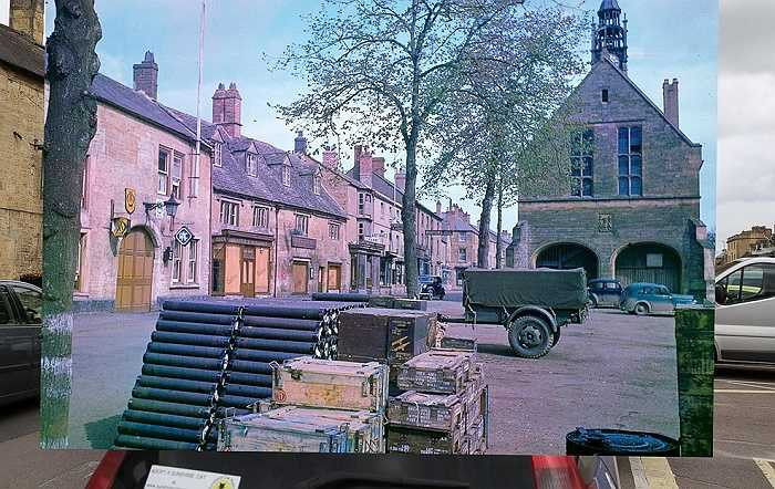 Hình ảnh quảng trường ở thành phố Moreton ở Marsh, Anh, nơi quân đội Anh chuẩn bị vũ khí, đạn dược cho cuộc đổ bộ