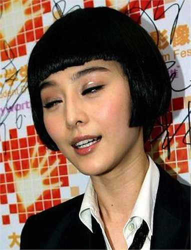 Còn lộ dán mí thì thường xuyên thấy ở người đẹp nổi tiếng hàng đầu Cbiz