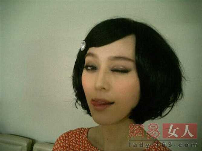 Sinh năm 1981, đến nay mắt của cô cũng sụp mí nhiều nên cần đến trợ thủ kích mí lợi hại này.