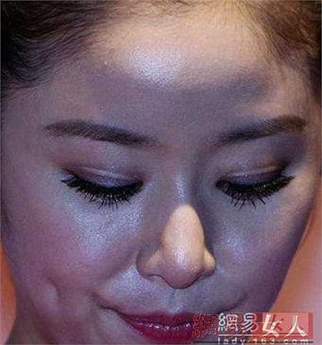 'Tử Vy' Lâm Tâm Như sinh năm 1976 nên càng cần dán mí