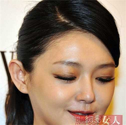 Từ Hy Viên dán mí xong vẫn 'mắt to mắt bé'