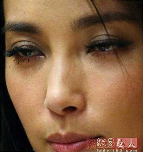 Lý Băng Băng cũng gặp phải vấn đề lộ dán mí