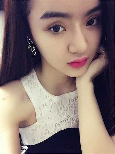 Em gái hot girl Angela Phương Trinh là Phương Trang, nổi bật với khuôn mặt baby và phong cách gợi cảm giống chị 