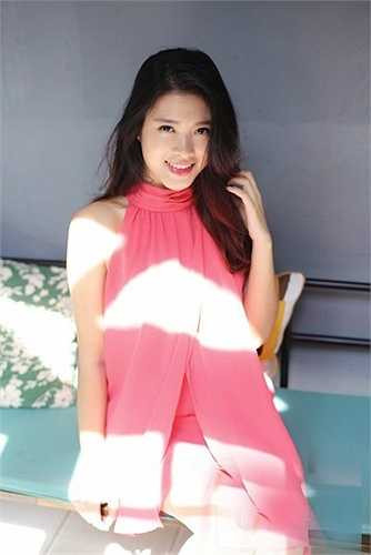 Cô sở hữu làn da trắng, khuôn mặt xinh đẹp với những đường nét dịu dàng 