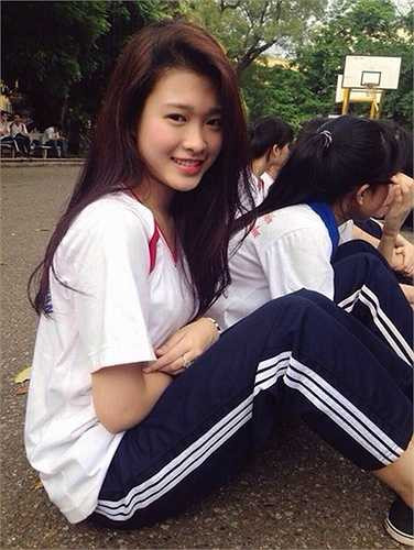 Ngọc Diễm xinh đẹp trong bộ đồng phục sinh viên. (Nguồn: Dân Việt)