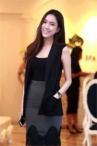 Em gái hoa hậu Thùy Lâm là Nguyễn Thùy Linh (sinh năm 1991) 