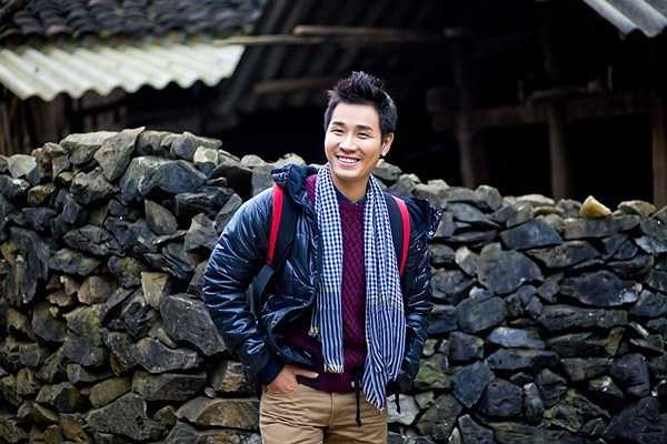 Ngay từ nhỏ, Nguyên Khang đã biết phụ mẹ đi chợ, lau nhà, rửa chén. Năm anh lên cấp 3, mẹ đổ bệnh, bố lại rời xa, mọi thứ trong nhà phải bán dần đi, Nguyên Khang trở thành người đàn ông duy nhất trong gia đình, dù mới 16, 17 tuổi. Đã có khoảng thời gian, anh phải gác lại việc học tập và ước mơ để lo cho mẹ và các em. Hiện nay, khi đã thoát nghèo và có cuộc sống tốt hơn, Nguyên Khang thường xuyên đi thiện nguyện, giúp đỡ những hoàn cảnh khó khăn. (Nguồn: Zing)