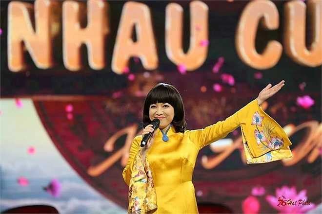 MC Thảo Vân: Sinh ra trong gia đình có 8 anh chị em ở vùng núi Lạng Sơn, Thảo Vân trải qua thời thơ ấu nhiều khó khăn. Tới giờ, MC được yêu mến vẫn không quên cảm giác thắt tim khi chủ nợ đến nhà vào mỗi chiều 30 Tết.