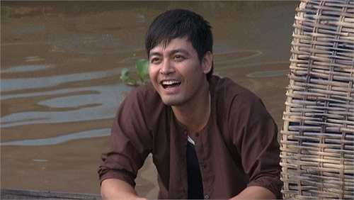 'Gia đình tôi từng sống trong căn nhà lợp mái lá đơn sơ, tường trát bằng đất. Những đêm mưa bão, căn nhà rung lên từng hồi. Ký ức ấy đeo đẳng tôi đến tận bây giờ. Đó cũng là động lực để tôi vươn lên trong cuộc sống' - nam MC kể.