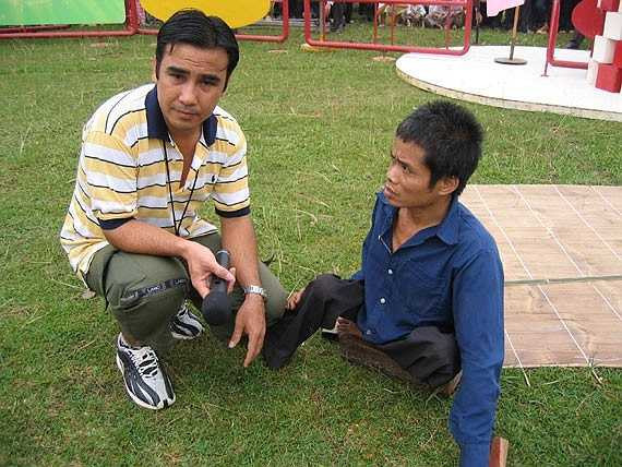 MC Quyền Linh: Từ khi sinh ra, Quyền Linh đã không biết mặt cha. Ba mẹ con anh lầm lũi sống nuôi nhau. Cuộc sống của gia đình luôn thiếu thốn đủ bề. Đến khi mẹ Quyền Linh đi bước nữa, cả nhà MC lại càng thêm khó khăn khi tám miệng ăn phải sống chen chúc trong căn chòi giữa ruộng. Cũng vì từng trải qua những tháng ngày khốn khó, cơ cực, Quyền Linh luôn sẻ chia với những hoàn cảnh cơ cực anh gặp sau này. 