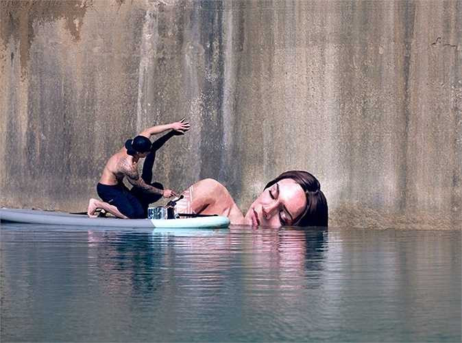 Sean Yoro đang chăm chút cho một tác phẩm của mình