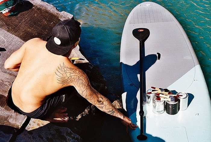 Sean Yoro còn thường có những tác phẩm vẽ trên vải căng hoặc ván lướt sóng