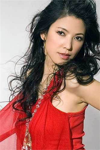 Trần Minh Chân: Người đẹp họ Trần từng là ngọc nữ màn ảnh Đài Loan trong thập niên 1990. Cô có vẻ đẹp ngây thơ, mái tóc dài thướt tha. Nữ diễn viên sinh năm 1967 được người hâm mộ ví von là 'tình đầu trong mơ'. Cô công khai tình cảm với tài tử Trần Tuấn Sinh nhưng cuộc tình này là sai lầm lớn nhất trong cuộc đời người đẹp.