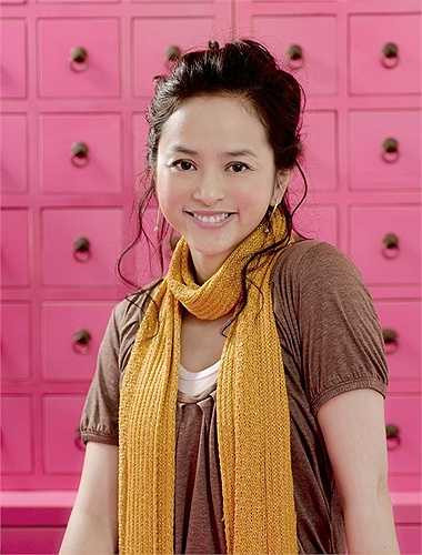 Diệp Uẩn Nghi: Vào nghề năm 15 tuổi, Diệp Uẩn Nghi được xem là 'hiện tượng' của làng giải trí Hong Kong. Năm 1995, giữa lúc sự nghiệp đang thuận buồm xuôi gió với rất nhiều cơ hội, cô quyết định 'lấy chồng bỏ cuộc chơi', kết hôn với đại gia đồ chơi Trần Bách Hạo.