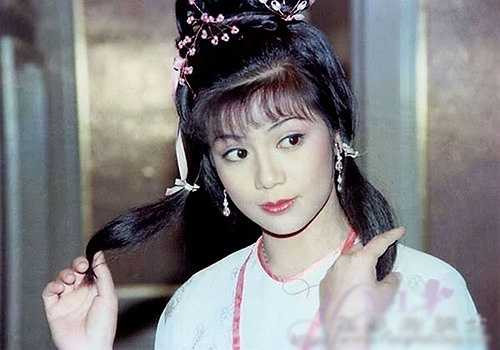 Ông Mỹ Linh: Mỗi khi nhắc tới Anh hùng xạ điêu, khán giả đều nhớ tới vai diễn Hoàng Dung do Ông Mỹ Linh thể hiện vào năm 1983. Sau vai diễn này, cô trở thành ngôi sao lớn của đài TVB và là biểu tượng mới trong làng giải trí Hong Kong. Khi nhan sắc, tài năng và chuyện tình yêu tưởng như đều viên mãn, ngôi sao nổi tiếng khiến dư luận chấn động với việc tự tử bằng hơi ga. Ông Mỹ Linh sinh năm 1959 và mất năm 1985. 