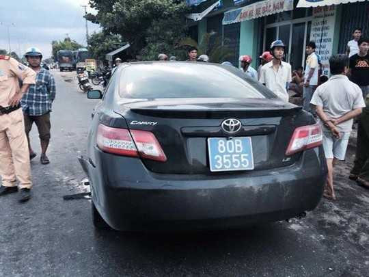 Tài xế xe biển số xanh bỏ trốn sau tai nạn