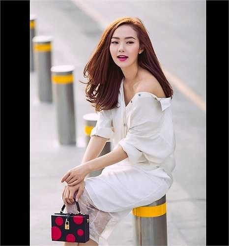 Minh Hằng vừa tinh khôi, vừa gợi cảm với kiểu kéo trễ một bên vai của chiếc sơ mi váy.