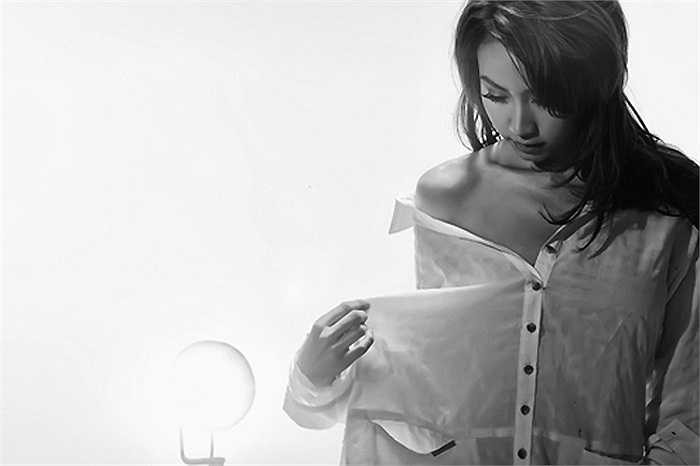 Ngân Khánh thu hút với sơ mi mỏng trễ vai trong một bức ảnh đen trắng.