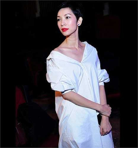 Siêu mẫu Xuân Lan 'mình hạc xương mai' vẫn rất 'chất' với sơ mi trắng dáng rộng, lệch vai.