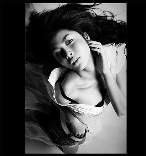 Tăng Thanh Hà 'đốt mắt' trong một bức ảnh cũ.