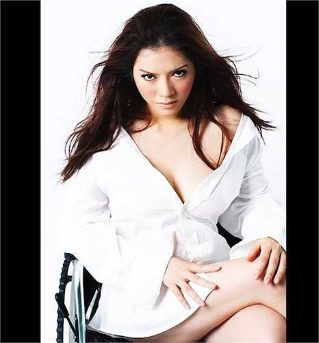 Lý Nhã Kỳ cuốn hút bởi ánh nhìn và trang phục 'đốt mắt'.