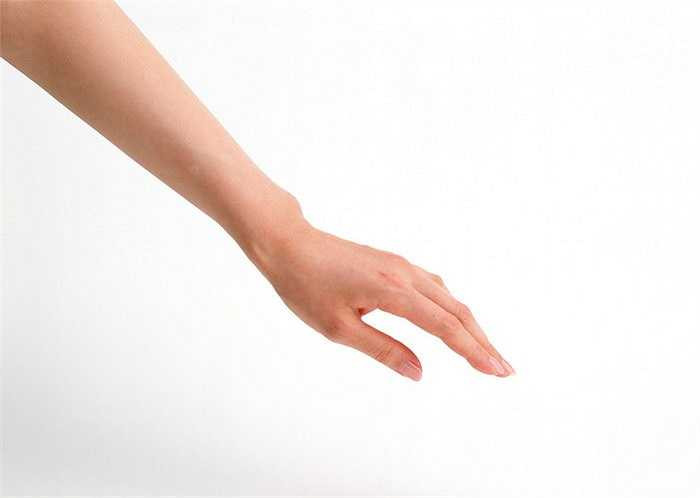 Nếu mồ hôi tay ra thường xuyên hơn có thể do bệnh về tuyến giáp. Cường tuyến giáp có thể làm tăng quá trình trao đổi chất khiến cơ thể mất nhiều calorie khi nhiệt độ cơ thể tăng. 